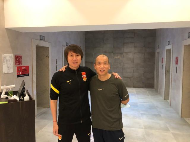 李铁与本报记者马德兴合影.jpg